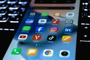Servicios Close-up of a smartphone screen showing popular social media and utility app icons.
